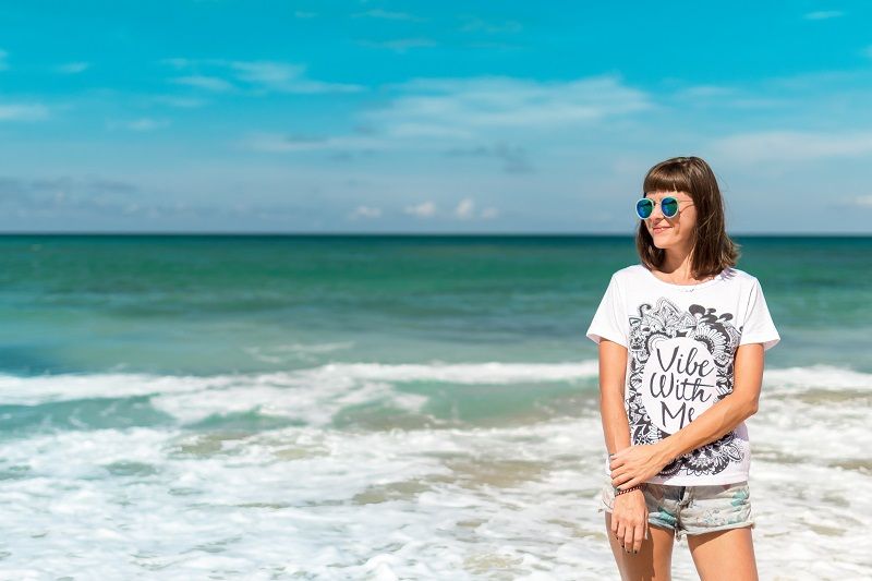 Comment bien choisir son t-shirt pour une tenue féminine et tendance | So Busy Girls