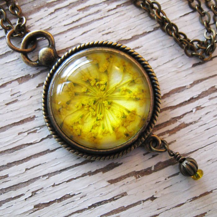 Cette créatrice réalise des bijoux uniques et magnifiques à la main avec des fleurs pressées | So Busy Girls
