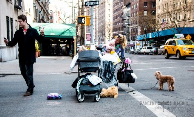 Même si vous prévoyez juste de faire une promenade de 30 minutes, vous emportez toujours des sacs qui débordent d'affaires de bébé | So Busy Girls