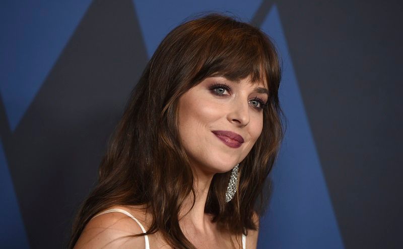 Dakota Johnson est l'héroïne du film Netflix Persuasion, la nouvelle adaptation du roman de Jane Austen | So Busy Girls