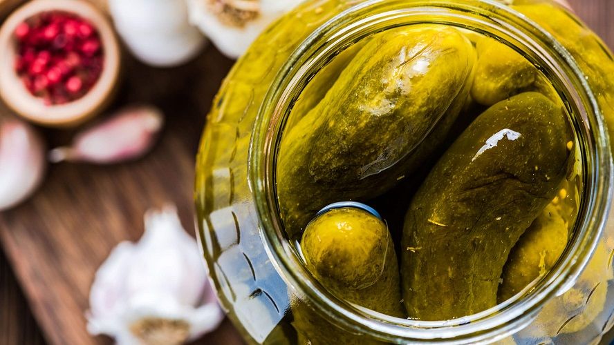 4 choses géniales à faire avec l'eau vinaigrée d'un pot de cornichons | So Busy Girls
