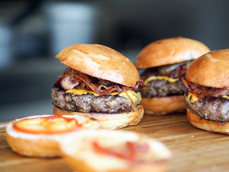 Vous ne mangez pas vos burgers correctement : voilà comment vous devriez faire | So Busy Girls
