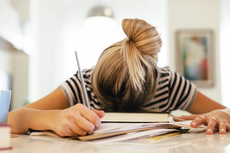 Les jeunes adultes seraient stressés pendant au moins 6 heures par jour pour ces 8 raisons | So Busy Girls
