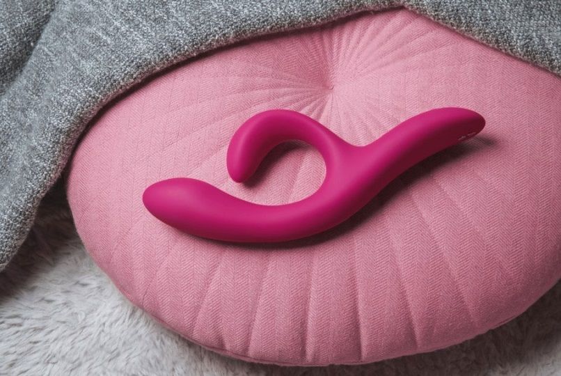 On craque sur le sextoy rabbit Nova 2 de We-Vibe, pour un plaisir ininterrompu et des orgasmes mixtes | So Busy Girls