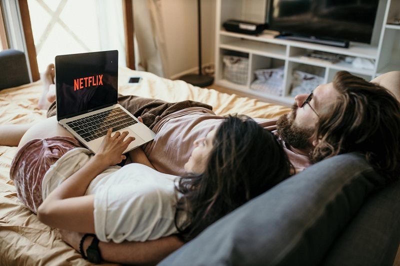 Job de rêve : être payé 29 000€ pour dormir, faire la sieste et regarder Netflix | So Busy Girls