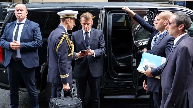 "Tout est bloqué à cause de vous" : Emmanuel Macron bloqué à New York : son appel inattendu à Donald Trump | So Busy Girls