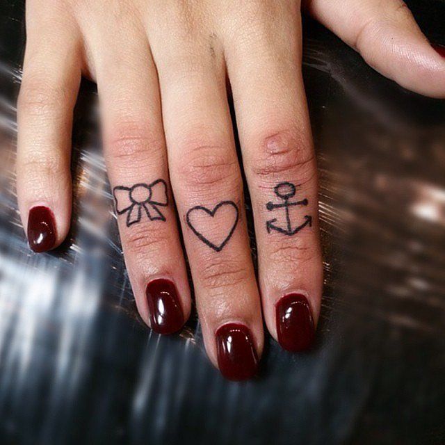 Petits tatouages sur les doigts | So Busy Girls