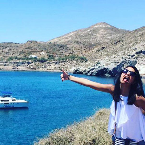 Cette femme se retrouve seule en voyage de noces parce que son mari n'a pas pu partir et poste des photos solos hilarantes | So Busy Girls