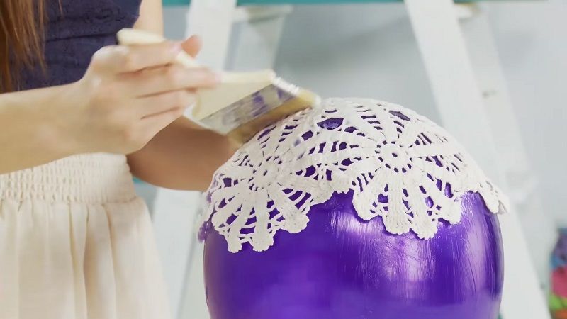 Etape 4 : placer un premier napperon sur le ballon et appliquer une couche du mélange colle / farine | So Busy Girls