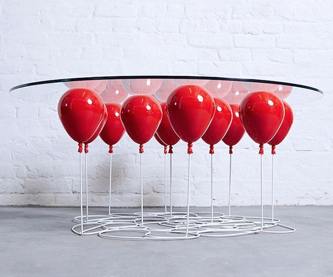La table transparente qui repose sur des ballons | So Busy Girls