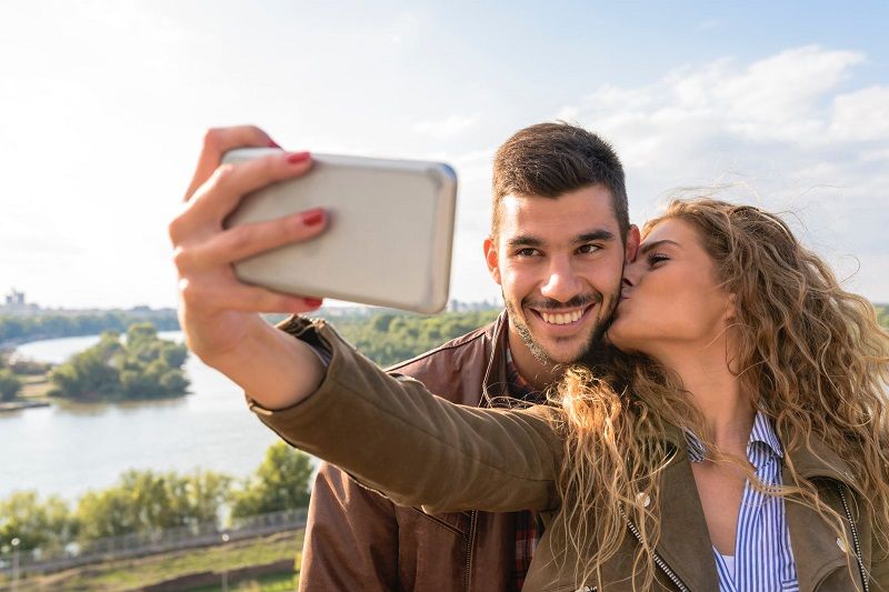 C'est prouvé : les réseaux sociaux nous rendent moins heureux | So Busy Girls