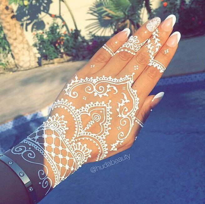 Un magnifique tatouage henné blanc au motif délicat sur la main... et un nail art assorti ! | So Busy Girls