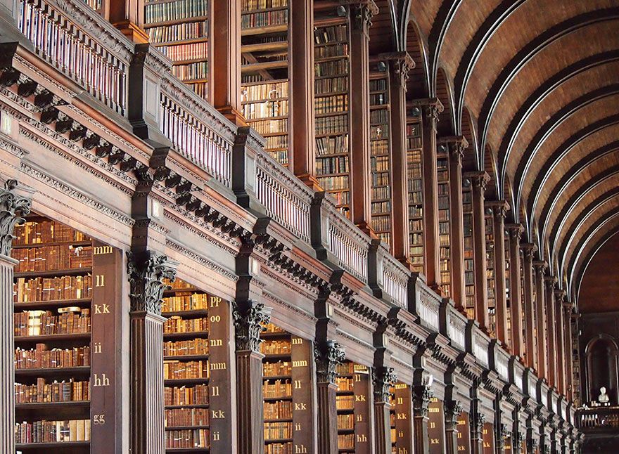 Cette bibliothèque irlandaise propose plus de 200 000 livres ! | So Busy Girls