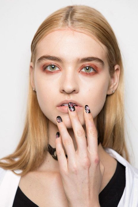Un nail art coloré sur une base noire | So Busy Girls
