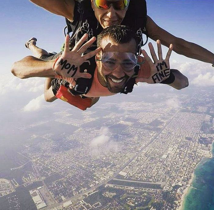 Cet homme quitte tout pour faire un tour du monde mais regardez les photos qu'il envoie à sa mère pour la rassurer ! | So Busy Girls
