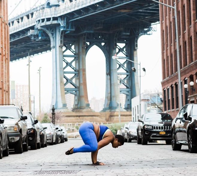 Cette prof de yoga montre que notre poids n'est vraiment qu'un nombre | So Busy Girls
