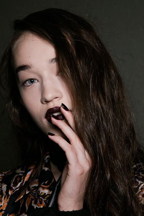 Des ongles foncés pour une manucure intense | So Busy Girls