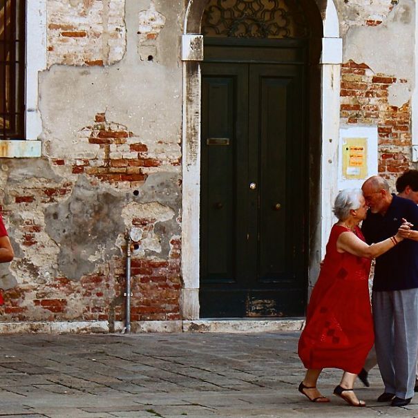 Danser avec passion dans la rue | So Busy Girls