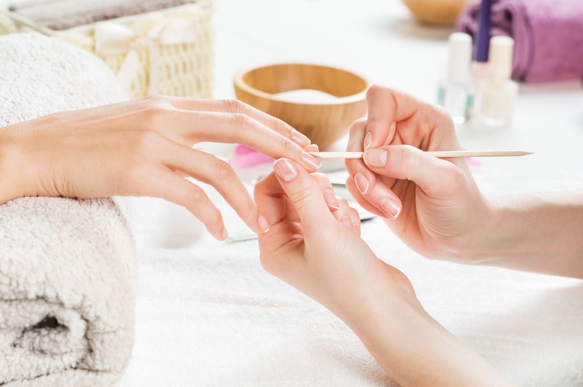 Comment choisir le salon de beauté idéal pour faire votre manucure ? | So Busy Girls