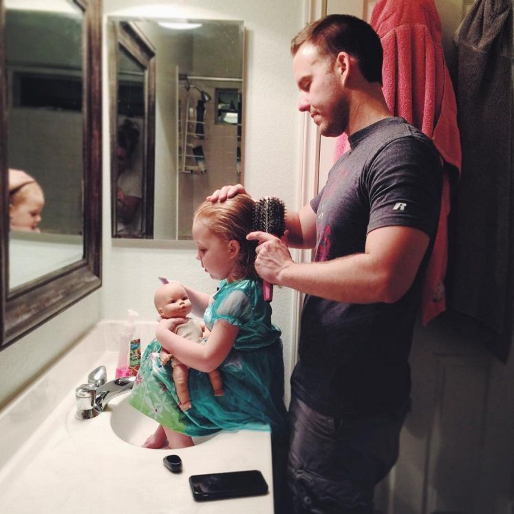 Même s'il est fort et solide, un vrai papa sait aussi être tendre et doux | So Busy Girls