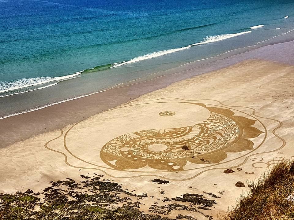 Cette créatrice réalise d'immenses mandalas magnifiques sur le sable des plages bretonnes | So Busy Girls