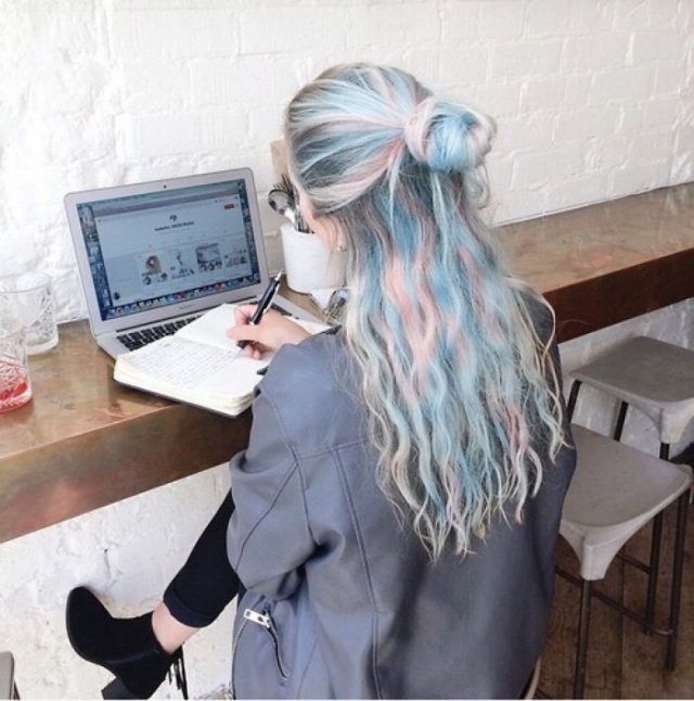 Découvrez les cheveux holographiques, la nouvelle tendance coloration | So Busy Girls