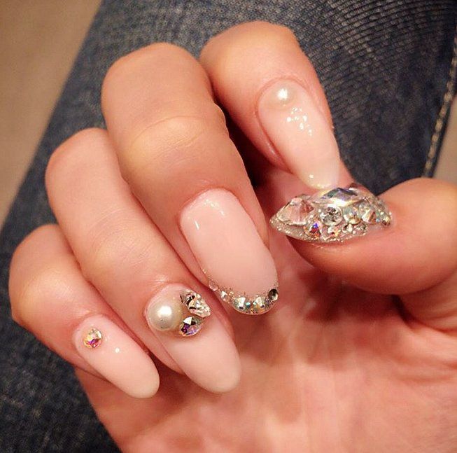 Nail art nude et des ongles qui brillent comme des diamants | So Busy Girls