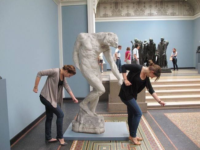 25 personnes qui savent faire des photos amusantes quand elles voient une statue | So Busy Girls