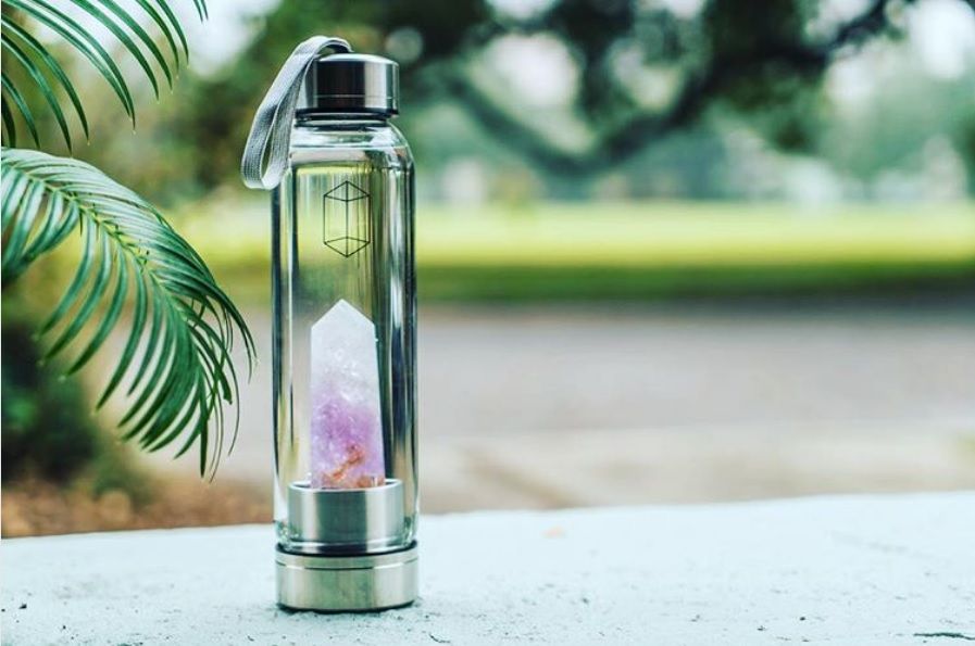 La nouvelle tendance étrange : boire de l'eau infusée aux cristaux pour bénéficier de leur énergie | So Busy Girls
