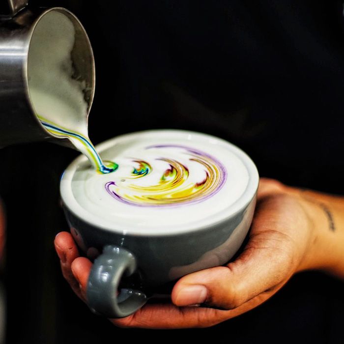 Il sert les plus jolis cafés au monde grâce à des motifs colorés incroyables | So Busy Girls