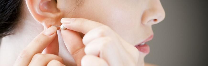 Porter des boucles d'oreille pour affirmer sa féminité | So Busy Girls