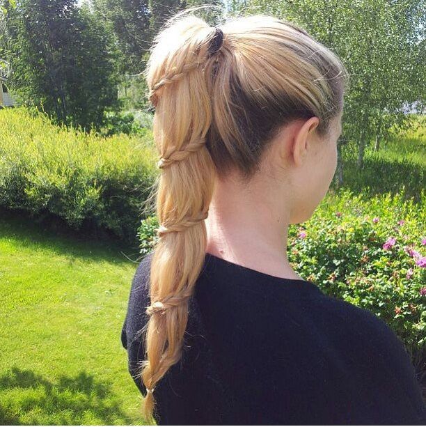 Une queue de cheval avec une tresse en spirale | So Busy Girls