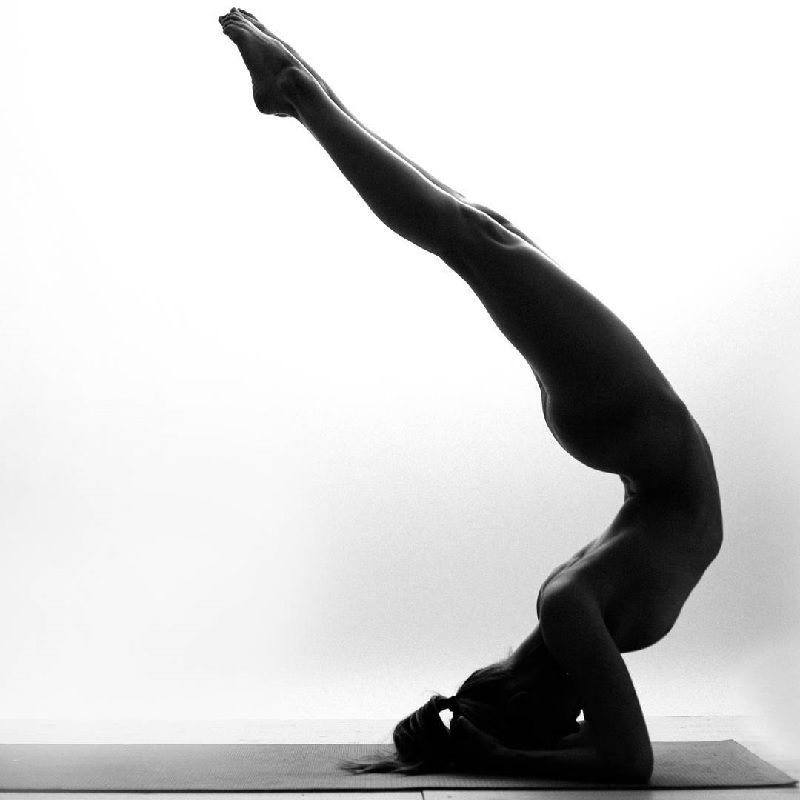 Cette jeune femme poste sur Instagram des postures de yoga qu'elle réalise nue | So Busy Girls