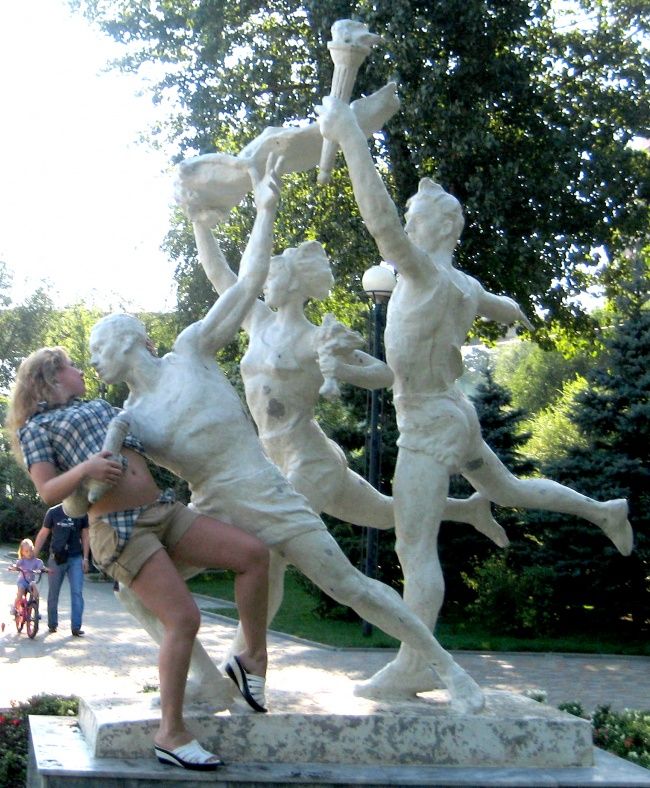 25 personnes qui savent faire des photos amusantes quand elles voient une statue | So Busy Girls