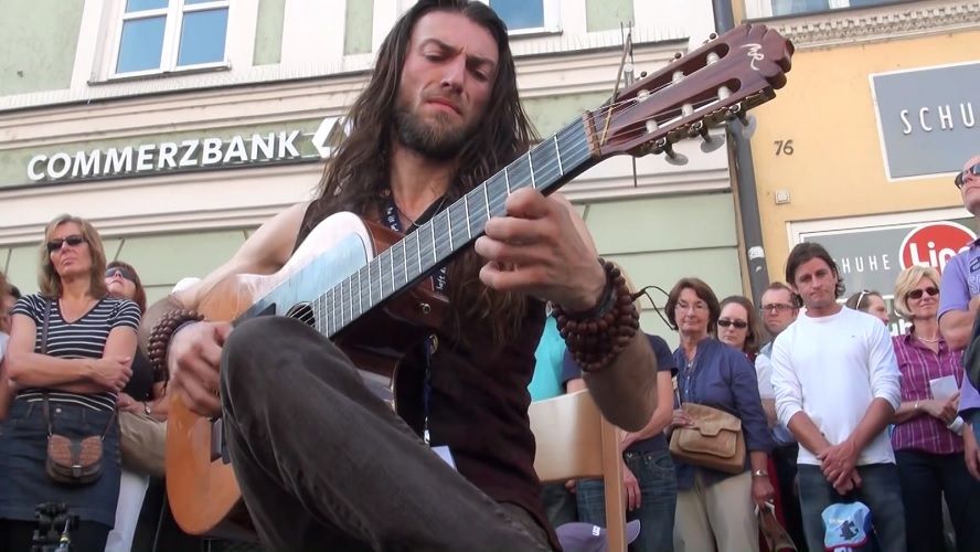 Ce guitariste hors pair joue tellement bien qu'il va vraiment vous épater | So Busy Girls