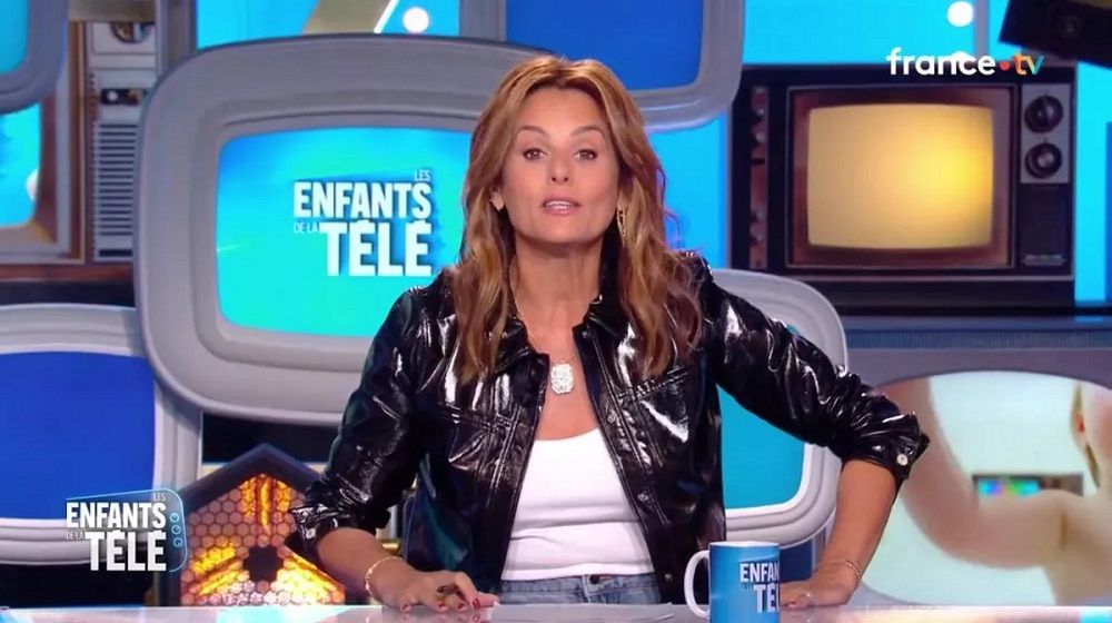 "Il a peur de la sextape" : l’arrivée explosive de Faustine Bollaert aux Enfants de la télé | So Busy Girls