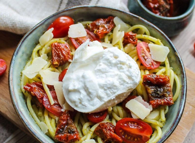 La recette de pâtes tomates cerise, tomates séchées et burrata au micro-ondes | So Busy Girls