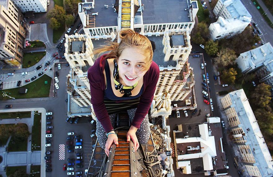 Cette Russe prend les selfies les plus dangereux du monde (et ça fait peur !) | So Busy Girls