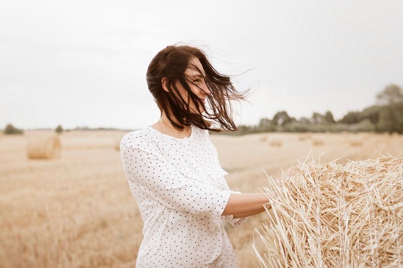 4 astuces simples et naturelles pour éviter la chute de cheveux saisonnière | So Busy Girls