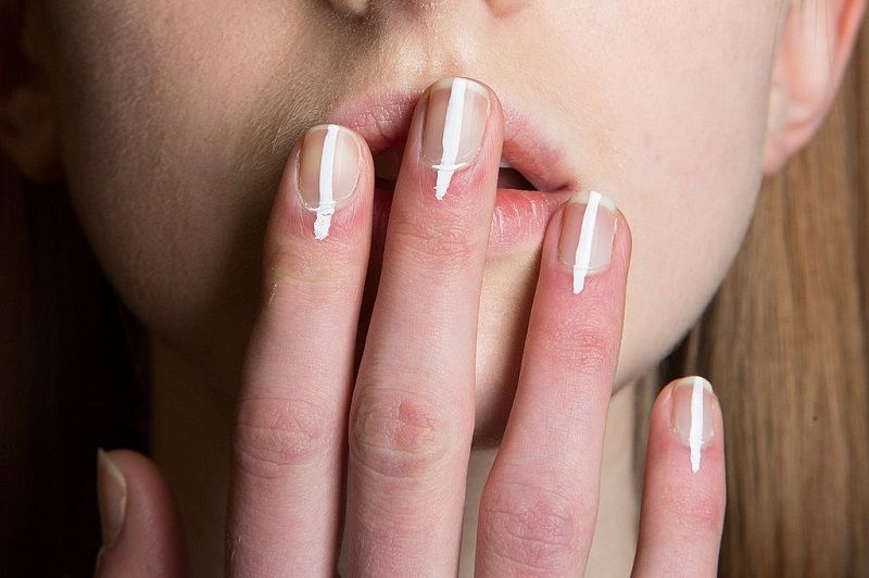 Des ongles transparents, et une ligne verticale blanche, tout simplement ! | So Busy Girls