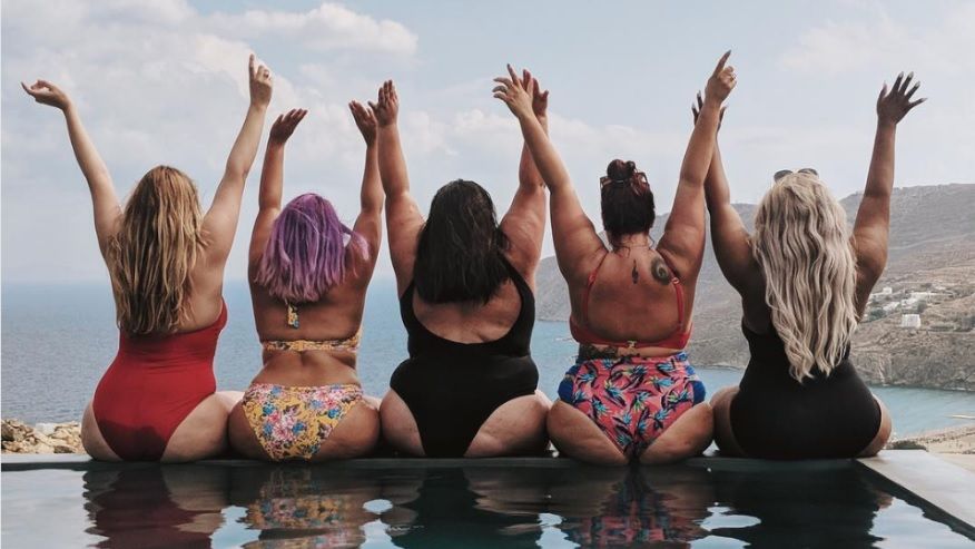 Ces influenceuses posent en maillot de bain pour montrer leur cellulite et leurs cicatrices — et ça fait beaucoup de bien | So Busy Girls