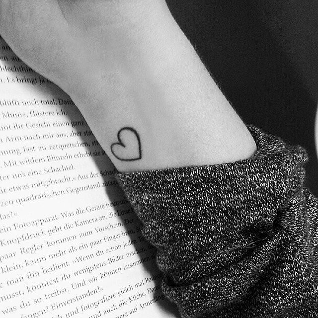 Un petit tatouage coeur sur le poignet | So Busy Girls