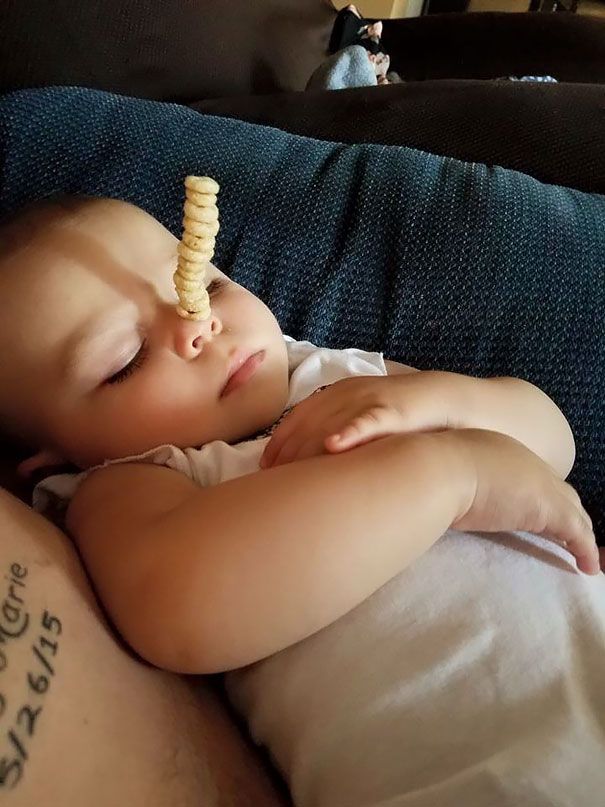 Non, ce n'est pas une blague : des papas tentent de battre le record de céréales Cheerios empilées sur le nez de leur enfant | So Busy Girls