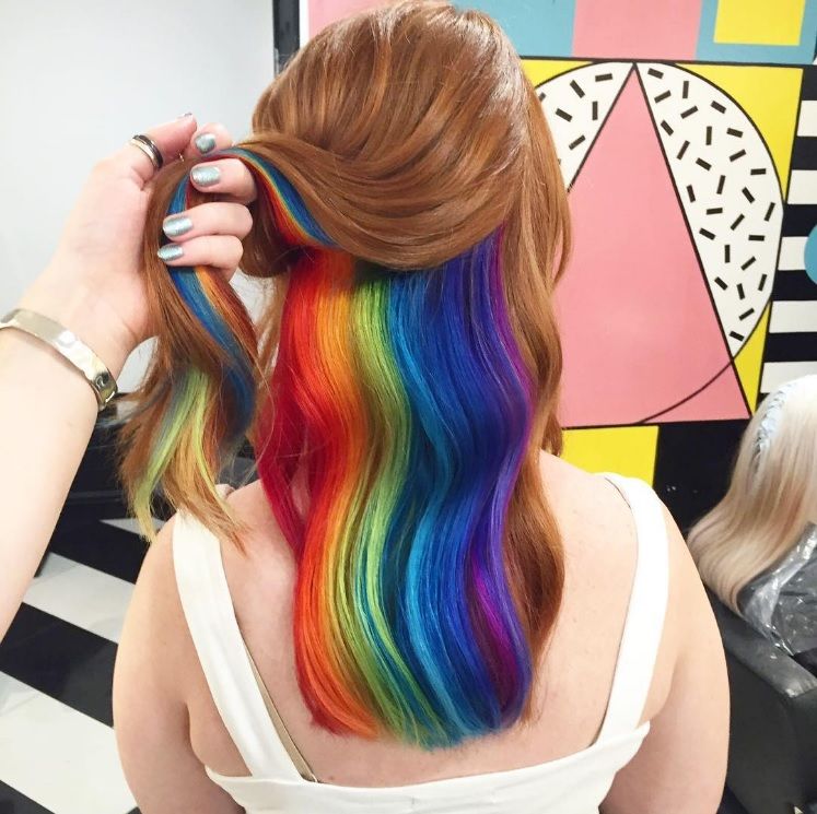 Découvrez la coloration arc-en-ciel cachée pour celles qui ne sont pas prêtes à se teindre les cheveux | So Busy Girls