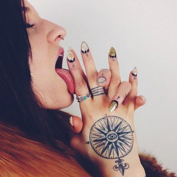 16 idées de tatouages sublimes à se faire sur les mains | So Busy Girls