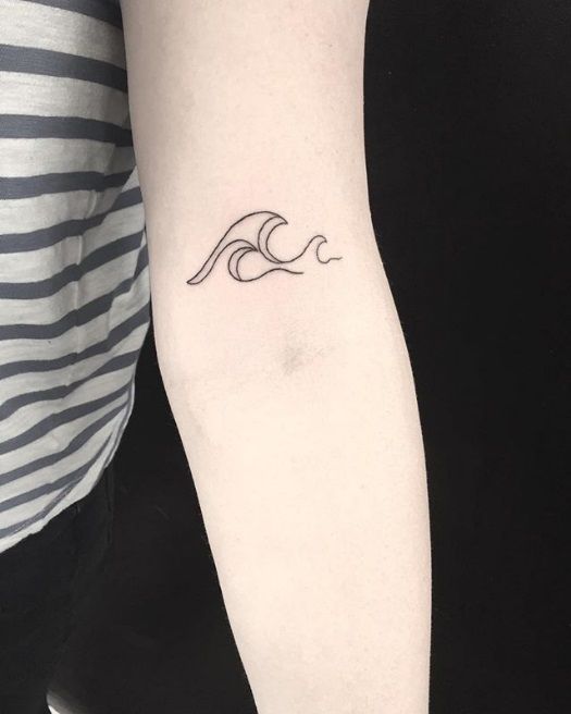 18 idées de tatouages vague pour tous ceux qui adorent la mer | So Busy Girls