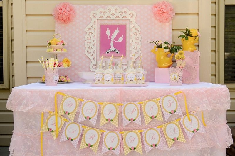 Cette décoration d'anniversaire La Belle et La Bête est tellement réussie que vous voudrez la même | So Busy Girls