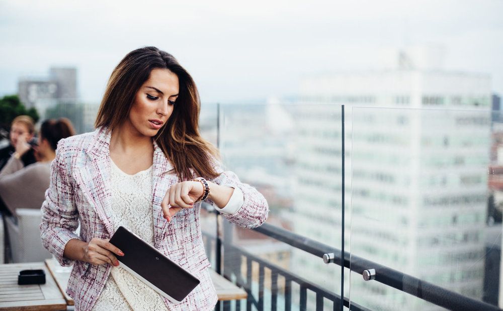 Voici ce que l'heure à laquelle vous arrivez dit de vous | So Busy Girls