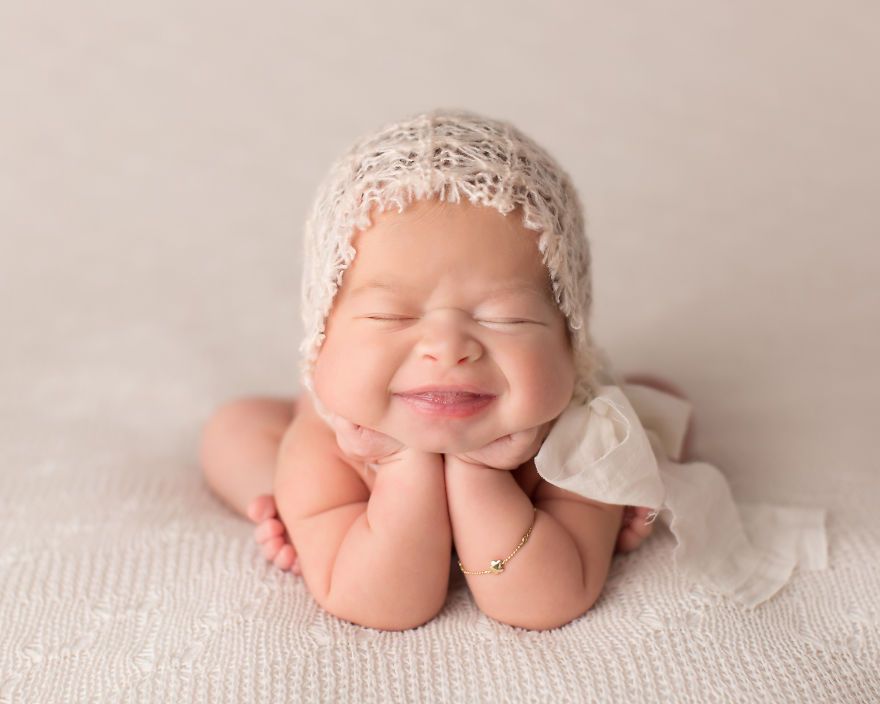 18 bébés qui sourient dans leur sommeil : vous ne pourrez pas vous empêcher de fondre ! | So Busy Girls