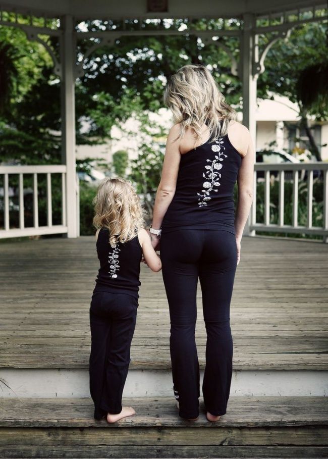 Ces mamans et leur petite fille se ressemblent vraiment comme 2 gouttes d'eau ! Et c'est tellement craquant... | So Busy Girls